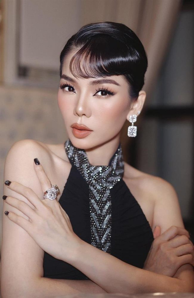 Những "nữ hoàng kim cương" Vbiz: Lệ Quyên đeo kín tay Nhung