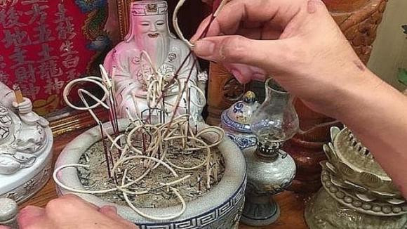 Bao sái bàn thờ đừng bỏ qua bước này kẻo Tổ tiên trách phạt Bao sai ban tho dung bo qua buoc nay keo To tien trach phat