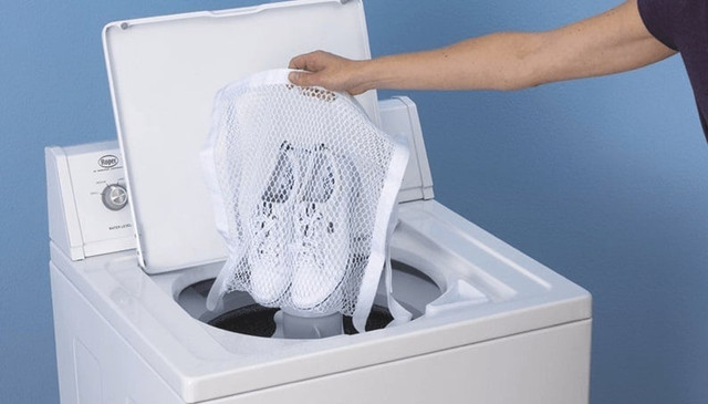Mẹo giăt sạch giày bằng máy giặt đơn giản, nhanh khô - Hình 3 Meo giat sach giay bang may giat don gian, nhanh kho-Hinh-3