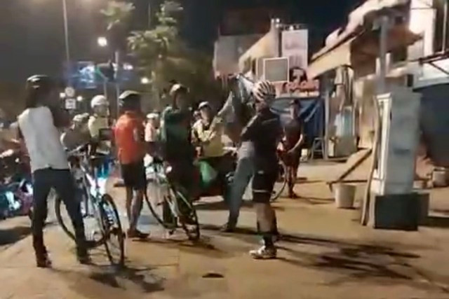 Nhóm người đi xe đạp đánh người ở đường Phạm Văn Đồng Nhom nguoi di xe dap danh nguoi o duong Pham Van Dong