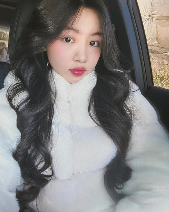 Con gái Quyền Linh gây sốt khi khoe loạt món đồ hiệu đắt đỏ - Hình 3 Con gai Quyen Linh gay sot khi khoe loat mon do hieu dat do-Hinh-3