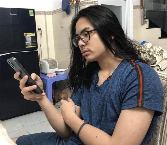Con trai Cát Phượng gây sốc với ngoại hình lạ lẫm, nuôi tóc dài - Hình 4 Con trai Cat Phuong gay soc voi ngoai hinh la lam, nuoi toc dai-Hinh-4