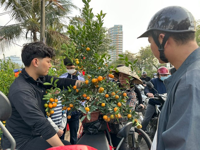 Người Hà Nội nườm nượp đi sắm Tết - Hình 3 Nguoi Ha Noi nuom nuop di sam Tet-Hinh-3