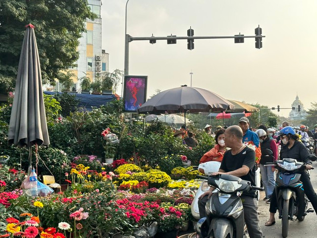 Người Hà Nội nườm nượp đi sắm Tết Nguoi Ha Noi nuom nuop di sam Tet