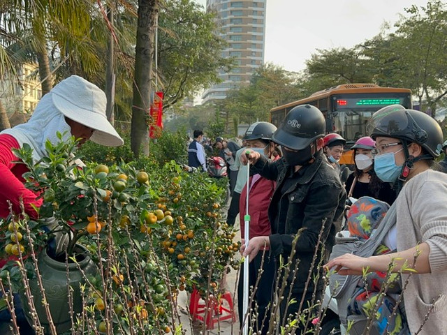 Người Hà Nội nườm nượp đi sắm Tết - Hình 2 Nguoi Ha Noi nuom nuop di sam Tet-Hinh-2