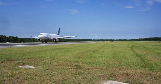 Bí ẩn 2 ngôi mộ trên đường băng sân bay quốc tế - Hình 2 Bi an 2 ngoi mo tren duong bang san bay quoc te-Hinh-2