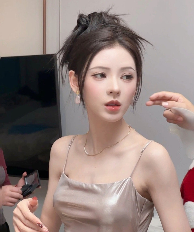 Khán giả sợ hãi giọng hát của búp bê màn ảnh Trung Quốc - Hình 5 Khan gia so hai giong hat cua bup be man anh Trung Quoc-Hinh-5
