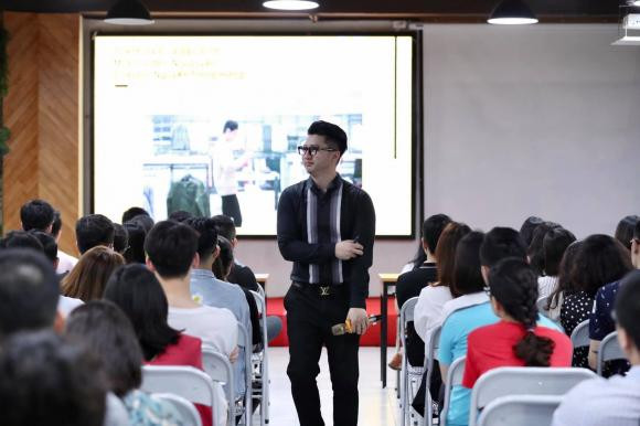Hình ảnh mới nhất của Trọng Hưng sau thời gian bị chê xuống sắc - Hình 3 Hinh anh moi nhat cua Trong Hung sau thoi gian bi che xuong sac-Hinh-3