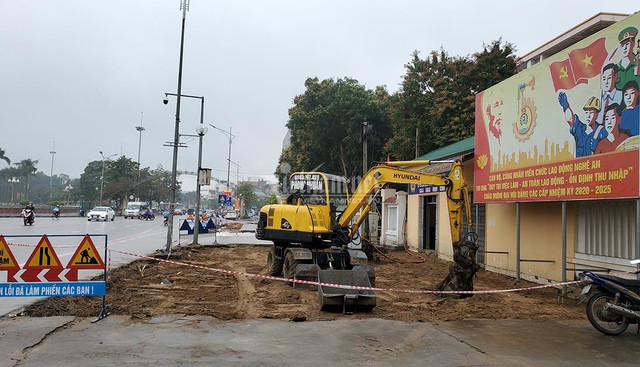 Hàng loạt cây xanh ở “trái tim thành Vinh” bị đốn hạ làm phố đi bộ - Hình 13 Hang loat cay xanh o “trai tim thanh Vinh” bi don ha lam pho di bo-Hinh-13