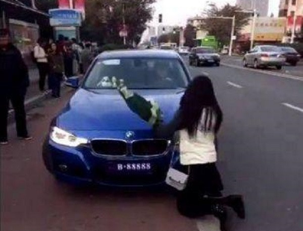Nguyên nhân cô gái ôm hoa quỳ trước đầu xe BMW Nguyen nhan co gai om hoa quy truoc dau xe BMW