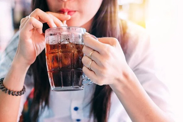4 loại đồ uống là món khoái khẩu nhưng có thể gây hại - Hình 3 4 loai do uong la mon khoai khau nhung co the gay hai-Hinh-3