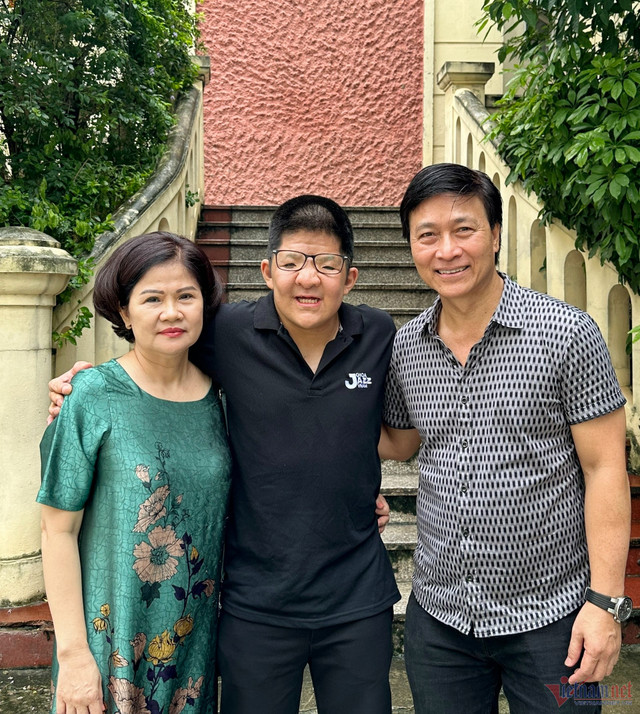 Lần hiếm hoi vợ Quốc Tuấn xuất hiện cùng chồng và con trai Bôm - Hình 2 Lan hiem hoi vo Quoc Tuan xuat hien cung chong va con trai Bom-Hinh-2