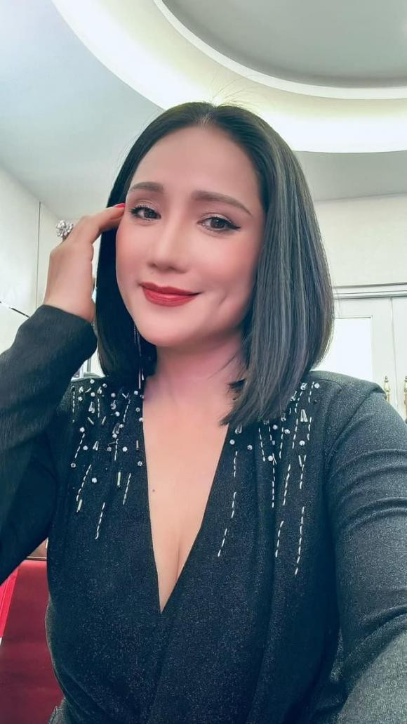 Cát Tường buồn vì livestream bán hàng người mua thì ít, người chửi thì nhiều - Hình 4 Cat Tuong buon vi livestream ban hang nguoi mua thi it, nguoi chui thi nhieu-Hinh-4