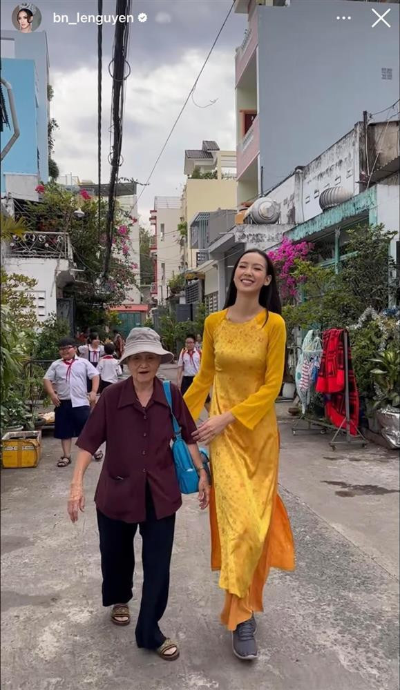 Hoa hậu 1m86 Bảo Ngọc mặc áo dài cùng sneaker - Hình 2 Hoa hau 1m86 Bao Ngoc mac ao dai cung sneaker-Hinh-2