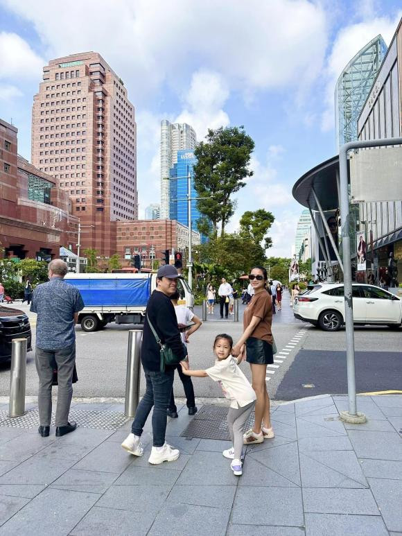 Lam Trường cùng vợ con du lịch Singapore dịp cận Tết Nguyên đán - Hình 2 Lam Truong cung vo con du lich Singapore dip can Tet Nguyen dan-Hinh-2