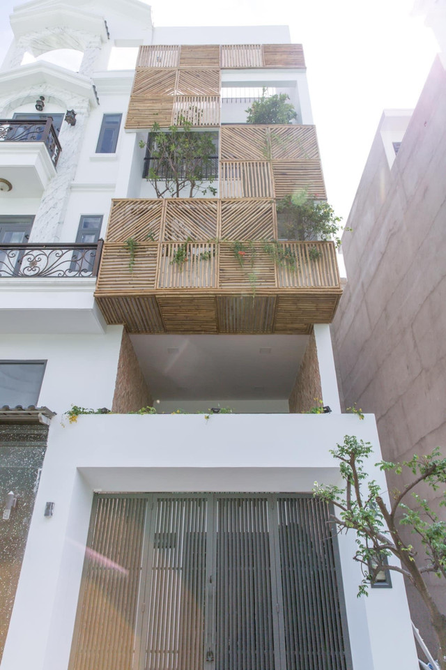 Căn nhà dùng tre trang trí mặt tiền, cây xanh trải khắp không gian Can nha dung tre trang tri mat tien, cay xanh trai khap khong gian