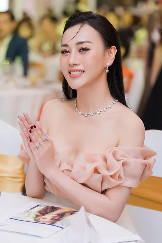 Bất ngờ với hình ảnh Phương Oanh lòe loẹt cách đây 7 năm - Hình 2 Bat ngo voi hinh anh Phuong Oanh loe loet cach day 7 nam-Hinh-2