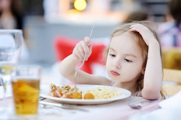 Nếu ăn thức ăn đựng trong túi ni lông lâu ngày sẽ có tác hại gì? - Hình 4 Neu an thuc an dung trong tui ni long lau ngay se co tac hai gi?-Hinh-4