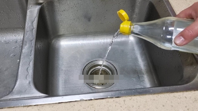 Bồn rửa lâu ngày bị tắc, chỉ cần đổ thứ nước này vào - Hình 3 Bon rua lau ngay bi tac, chi can do thu nuoc nay vao-Hinh-3