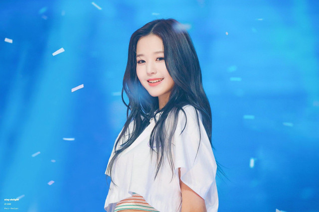 Nữ ca sĩ 18 tuổi hát nhép, được o bế vì nhan sắc búp bê Nu ca si 18 tuoi hat nhep, duoc o be vi nhan sac bup be