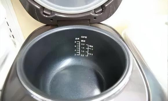 Nồi cơm điện chỉ rửa khoang trong? Bỏ qua 5 chỗ siêu bẩn này Noi com dien chi rua khoang trong? Bo qua 5 cho sieu ban nay