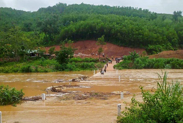 Hai tàu cá gặp nạn, gần 30 ngôi nhà tốc mái do bão số 5 - Hình 3 Hai tau ca gap nan, gan 30 ngoi nha toc mai do bao so 5-Hinh-3