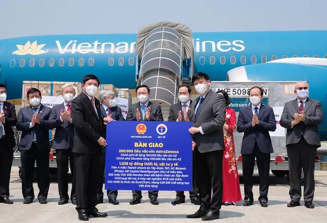 Thêm 200.000 liều vắc-xin Covid-19 AstraZeneca về Việt Nam Them 200.000 lieu vac-xin Covid-19 AstraZeneca ve Viet Nam