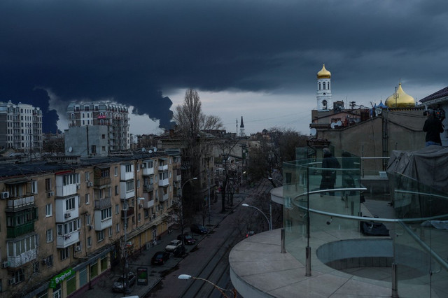 Khói đen bao trùm bầu trời Odesa - Hình 7 Khoi den bao trum bau troi Odesa-Hinh-7