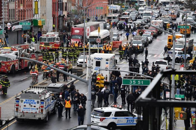 10 người bị bắn trong vụ xả súng ở ga tàu điện ngầm tại New York 10 nguoi bi ban trong vu xa sung o ga tau dien ngam tai New York