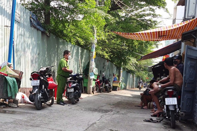 Đang ngủ trong nhà trọ, nam thanh niên bị nhóm người xông vào chém tới tấp Dang ngu trong nha tro, nam thanh nien bi nhom nguoi xong vao chem toi tap