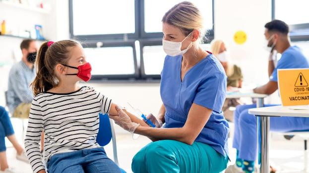 Làm gì khi trẻ gặp phản ứng sau tiêm vaccine COVID-19? Lam gi khi tre gap phan ung sau tiem vaccine COVID-19?