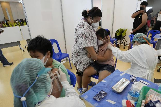 Làm gì khi trẻ gặp phản ứng sau tiêm vaccine COVID-19? - Hình 2 Lam gi khi tre gap phan ung sau tiem vaccine COVID-19?-Hinh-2