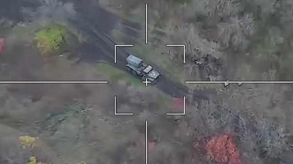 Vào tháng 7/2022, Nga đã công bố đoạn video đầu tiên quay cảnh UAV tự sát Lancet-3 của họ bay tấn công một mục tiêu của Ukraine. Đây dường như là cảnh quay camera trực tiếp đầu tiên của một UAV của Nga tấn công mục tiêu của Ukraine. (Ảnh minh họa: BQP Nga)
