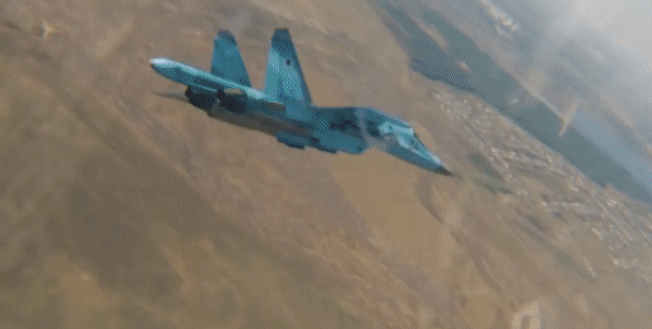 Loại chiến đấu cơ chủ yếu của Nga để thả bom lượn có điều khiển là Su-34, với khả năng mang trọng tải vượt trội, tương đương với máy bay ném bom H6 của Trung Quốc. Tuy nhiên, Su-34 còn có khả năng cơ động vượt trội và khả năng sử dụng được nhiều loại vũ khí tấn công và phòng thủ.