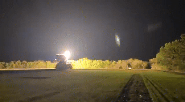 Ông Trump gọi quyết định đơn phương của tổng thống tiền nhiệm Joe Biden cho phép tấn công bằng ATACMS vào các khu vực của Nga là "ngu ngốc" và là một "sự leo thang lớn". “Tôi hoàn toàn không đồng ý. Tại sao chúng ta làm điều này? Chúng ta chỉ đơn giản là đang làm leo thang cuộc xung đột này! Điều này không thể được phép”, ông Trump nói.