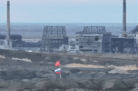 Cùng lúc đó, sau khi Quân đội Nga chiếm được núi sỉ thải, một số biệt kích Wagner và quân tiên phong của Nga đã đột kích vào khu vực nhà máy luyện cốc ở phía bắc thành phố Avdiivka, tiêu diệt nhiều quân Ukraine phòng ngự tại đây.