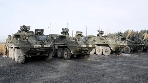 Xe bọc thép Stryker là phương tiện xương sống cho các lữ đoàn bộ binh chiến đấu (BCT) hạng trung (còn gọi là lữ đoàn Stryker); nhằm lấp khoảng trống giữa các đơn vị thiết giáp hạng nặng và bộ binh hạng nhẹ.