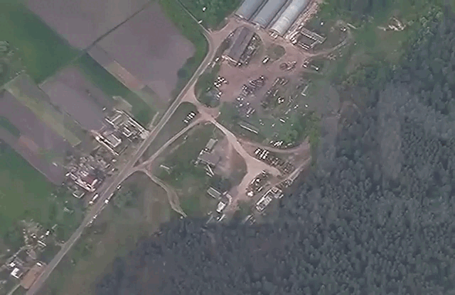 Thông tin cho biết, một cuộc tấn công chính xác bằng tên lửa Iskander-M của Nga đã được thực hiện vào làng Dergachi ở vùng biên giới Kharkov. Đây được Nga cho là điểm triển khai tạm thời của các giảng viên và cố vấn quân sự từ các nước NATO, bao gồm cả Mỹ. Hậu quả của cuộc tấn công khiến khoảng 50 người nước ngoài đã thiệt mạng. (Nguồn ảnh: Topwar, Southfront.press, Sputnik).