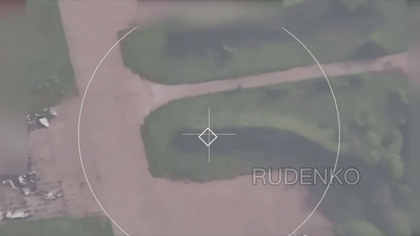 Liên quan đến ý định của Quân đội Nga nhằm phá hủy căn cứ không quân bằng các cuộc không kích, Ukraine đã phát động “trò chơi mèo vờn chuột”. Tờ New York Times cho rằng, Quân đội Ukraine đã sử dụng chiến thuật đánh lừa cổ điển để gây nhầm lẫn cho lực lượng trinh sát Nga. 