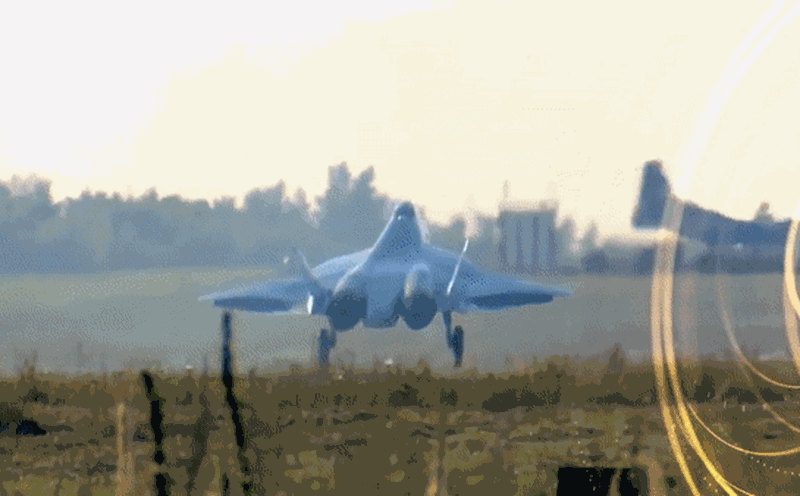 Các lô tiêm kích F-16 phiên bản Block15/20/30 của Quân đội Ukraine không gặp vấn đề gì khi đối đầu với những máy bay chiến đấu như MiG-21, MiG-23, Su-24 và MiG-29. Tuy nhiên, trước những tiêm kích hiện đại như Su-30, Su-35, MiG-31 và thậm chí là Su-57 mạnh nhất của Quân đội Nga, F-16 của Ukraine vẫn tồn tại những nhược điểm về hiệu suất và về số lượng.