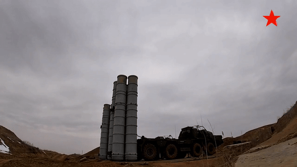 S-400 được trang bị bốn loại tên lửa gồm, tên lửa tầm xa 40N6E, tên lửa tầm trung 48N6 và tên lửa tầm ngắn 9M96E và 9M96E2, được thiết kế để chống lại các vật thể bay có tốc độ cao hoặc có khả năng cơ động cao. Thiết kế dạng mô-đun của hệ thống, giúp kíp chiến đấu triển khai trong vòng năm phút và có thể tấn công tới 80 mục tiêu cùng lúc.