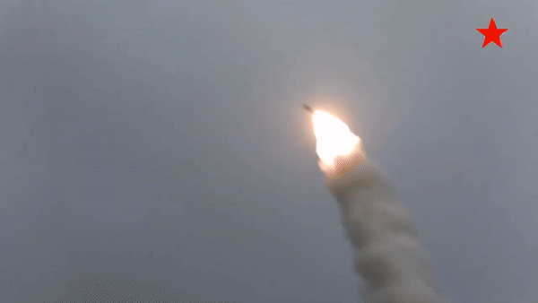 Về khả năng chiến đấu, S-400 có khả năng phát hiện và tiêu diệt nhiều mục tiêu trên không, nhưng nó phụ thuộc vào các thông số được thiết lập sẵn. Điều này có nghĩa là với các tên lửa như ATACMS, được Quân đội Ukraine sử dụng để tấn công bất ngờ, tốc độ cao; do vậy hệ thống S-400 có thể không có đủ thời gian để theo dõi và phản ứng một cách chính xác.