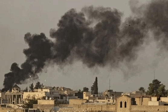 Truyền thông Nga dẫn lời Quân đội Nga đóng tại Syria cho biết, cuộc tấn công vào thị trấn Ain Issa diễn ra, dưới sự yểm trợ hỏa lực rất mạnh của quân đội Thổ Nhĩ Kỳ, sau đó các chiến binh do Ankara ủng hộ đã thực hành cuộc tấn công.