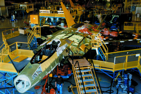 Để so sánh, tiêm kích F-15 Eagle đã đi từ lựa chọn thiết kế đến đầu tiên đến bay thử trong bảy năm (từ năm 1965 đến 1972), và đưa vào biên chế chiến đấu năm 1976. Nói cách khác, F-22 mất nhiều thời gian hơn F-15 để phát triển. Trong thời gian đó, Liên Xô đi từ “siêu cường cạnh tranh” thành “siêu cường tan rã” vào năm 1991.