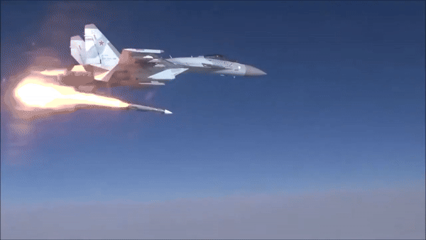 Tuy nhiên, hiện nay họ thường bất lực trước những chiếc siêu tiêm kích đánh chặn Su-35 có khả năng phát hiện máy bay chiến đấu của Ukraine ở khoảng cách hơn 200 km bằng radar Irbis-E, sau đó tấn công họ bằng tên lửa R-37M ở khoảng cách này. Đây cũng là loại tên lửa bắn hạ nhiều nhất máy bay chiến đấu của Ukraine kể từ đầu cuộc chiến. (Nguồn ảnh: Wikipedia, Topwar, Sputnik).
