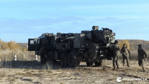 Ông Behan Ozdoev, Giám đốc công nghệ tại Rostec, nhấn mạnh khung gầm bánh hơi của pháo Malva là một “đặc điểm chính”. Điều này giúp khẩu đội pháo nhanh chóng di chuyển vào trận địa bắn và nhanh chóng rút lui, khiến nó có hiệu quả cao trong chiến thuật pháo binh hiện đại “bắn và chạy”.