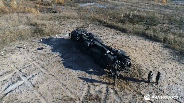 Lựa chọn thiết kế pháo tự hành bánh hơi phản ánh xu hướng cơ động ngày càng tăng của các mẫu pháo binh hiện đại, nhằm cân bằng hỏa lực với tính linh hoạt trong sử dụng. Đặc biệt là sự thành công của loại pháo tự hành bánh hơi CAESAR của Pháp viện trợ cho Ukraine, có thể là ý tưởng cho các kỹ sư Nga thiết kế khẩu 2S43 Malva.