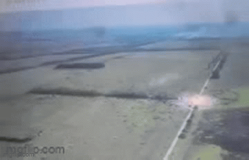 Một chuyên gia quân sự phân tích: "Sự xuất hiện của Su-34 đã đẩy Quân đội Ukraine vào thế cực kỳ bị động. Loại máy bay này không chỉ có thể tiến hành ném bom chính xác ở độ cao lớn, mà còn có thể xuyên thủng hệ thống phòng thủ ở độ cao thấp. Hệ thống phòng không của Ukraine khó đáp trả".