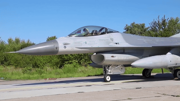 Tính đến thời điểm hiện tại, Quân đội Ukraine đã nhận được 6 chiếc F-16 từ phương Tây và một chiếc được chính thức xác nhận là đã bị phá hủy. Ngoài 4 chiếc mà phóng viên Ukraine đề cập ngày hôm qua, như vậy Không quân Ukraine có thể chỉ còn một chiếc F-16.