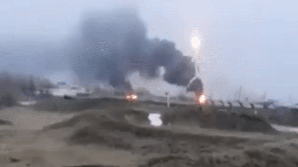 Nhưng đến thời điểm hiện tại, Quân đội Nga chưa xây dựng trận địa phóng tên lửa chiến thuật tại căn cứ không quân Millerovo. Đồng thời, vẫn chưa rõ lý do tại sao, các hệ thống phòng không và hệ thống tác chiến điện tử của Nga không thể ngăn chặn được cuộc tấn công của tên lửa Ukraine? Nguồn ảnh: Damb.